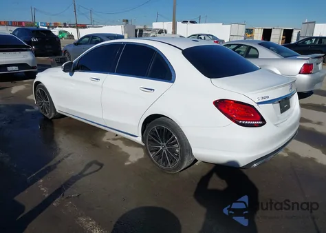 2019 Mercedes-Benz C 300 z USA, uszkodzony, nr VIN 55SWF8DB2KU308776